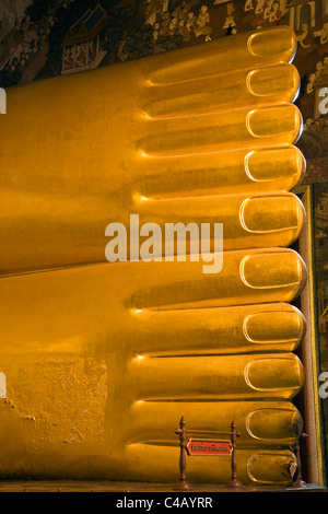 Thaïlande, Bangkok. Détail du Bouddha couché de Wat Pho à pieds. Banque D'Images