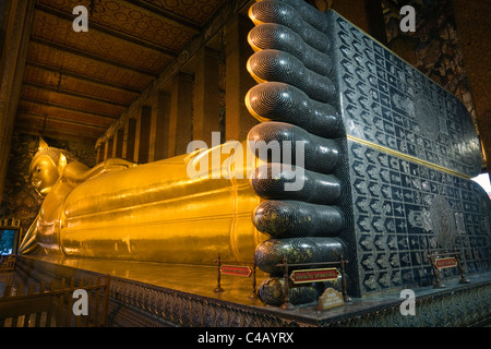 Thaïlande, Bangkok. Statue géante Bouddha couché du Wat Pho. Banque D'Images