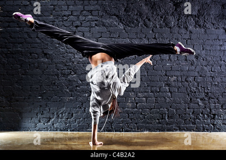 Jeune femme danseuse sur fond de mur. Des couleurs contrastées. Banque D'Images