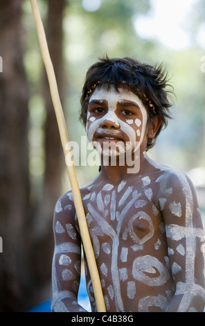 L'Australie, Queensland, Laura. Jeune danseuse indigènes décorés de peinture du corps tribal. Banque D'Images