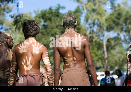 L'Australie, Queensland, Laura. Les danseurs avec empreinte de décorations sur l'arrière. Banque D'Images