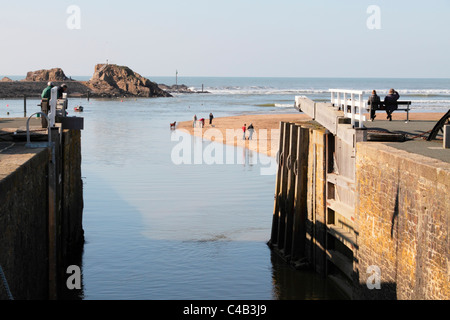 Sea Gate et de stationnement au canal de Bude, Bude, Cornwall, du nord qui mène à l'océan Atlantique. Banque D'Images