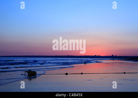 Coucher du soleil à Praia da Gale beach près de Armacao de Pera, Algarve Portugal Banque D'Images