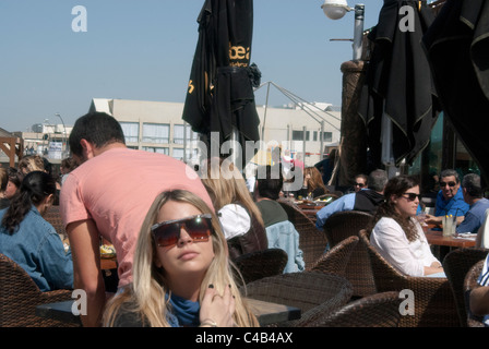 Tel Aviv est un beta + world city, aux côtés de villes comme Barcelone et San Francisco.[9] connu sous le nom de 'La Ville Qui Ne Dort Jamais", Banque D'Images