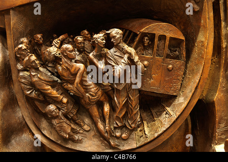 L'Angleterre, Londres, St Pancras Staton. La statue de 30 pieds par l'artiste Paul jour constitue la pierre angulaire de la gare récemment rénovée Banque D'Images