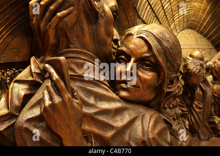 L'Angleterre, Londres, St Pancras Staton. La statue de 30 pieds par l'artiste Paul jour constitue la pierre angulaire de la gare récemment rénovée Banque D'Images