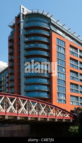 Le Leftbank Apartments, Spinningfields à l'élaboration Manchester, Angleterre, Royaume-Uni. New Quay Street Bridge en premier plan Banque D'Images