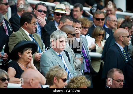 L'Angleterre, Cheshire, Chester. Des spectateurs à l'hippodrome de Chester Banque D'Images