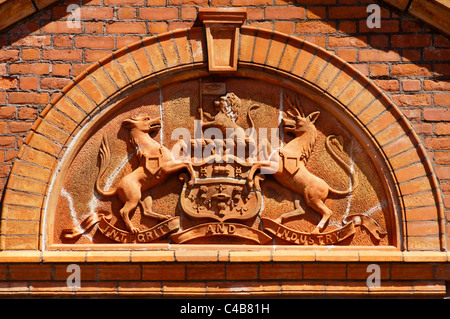 Cimier sur l'entrée de l'ancien modèle de société Salford, Bloom Street, Salford, Manchester, Angleterre, RU Banque D'Images