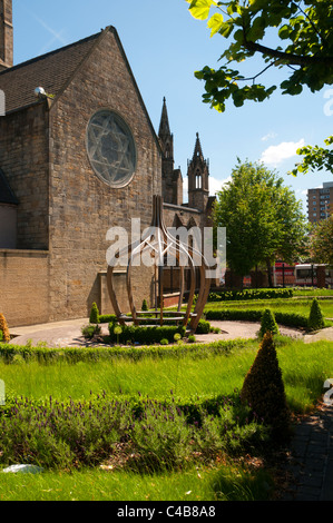 Siège en forme d'oignon dans les jardins de la cathédrale de Salford, Chapel Street, Salford, Manchester, Angleterre, RU Banque D'Images