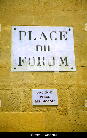 Arles, Bouches du Rhône, France ; Signe de la place du Forum où Van Gogh a peint ses 'terrasse de café sur la place du Forum" Banque D'Images