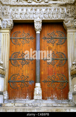 Arles, Bouches du Rhône, France ; détail de porte et sculpture sur l'église de St Trophime dans l'architecture romane Banque D'Images