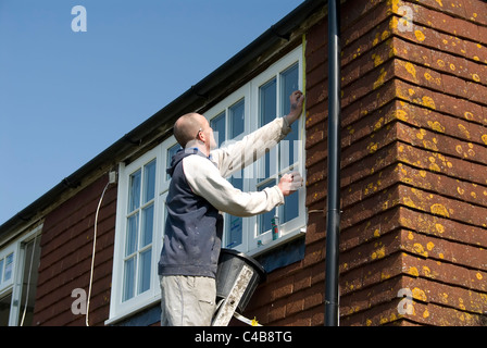 L'installation d'un remplacement efficace de l'énergie nominale du double vitrage sur une vieille maison pour améliorer l'efficacité énergétique Banque D'Images