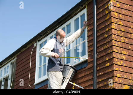 L'installation d'un remplacement efficace de l'énergie nominale du double vitrage sur une vieille maison pour améliorer l'efficacité énergétique Banque D'Images