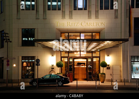 Entrée de l'Hôtel Ritz-Carlton à Potsdamer Platz à Berlin. Banque D'Images