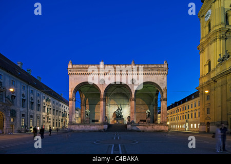 Façade principale du monument le Felderrnhalle (Field Marshals Hall) , situé à l'Odeansplatz à Munich, Bayern, Allemagne Banque D'Images