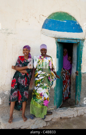 Les filles à l'extérieur de leur maison, Berbera, Somalie, Somaliland Banque D'Images