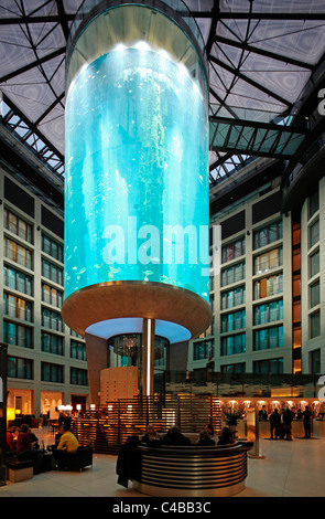 Atrium de l'hôtel DomAquarée avec un énorme aquarium dans le milieu. Berlin, Allemagne Banque D'Images