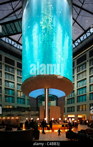 Atrium de l'hôtel DomAquarée avec un énorme aquarium dans le milieu. Berlin, Allemagne Banque D'Images