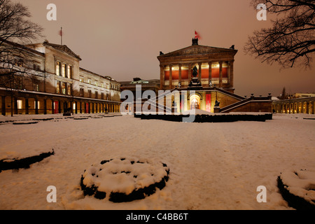 L'ancienne galerie nationale sur l'île des musées à Berlin, Allemagne. À gauche le nouveau musée rénové par David Chipperfield Architects. Banque D'Images