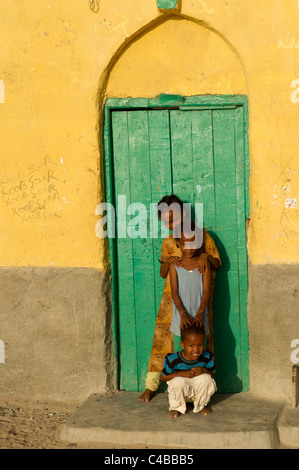 Les enfants à l'extérieur de leur maison, Berbera, Somalie, Somaliland Banque D'Images