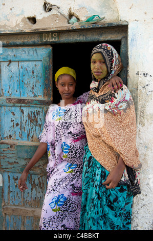 Les femmes à l'extérieur de leur maison, Berbera, Somalie, Somaliland Banque D'Images