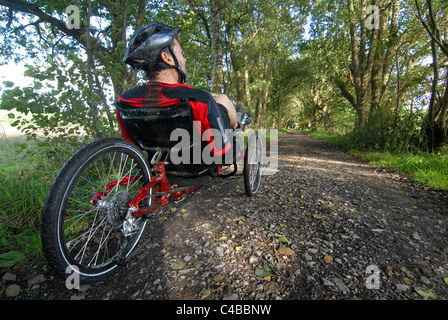 Sur le cycliste Recumbant façon Forêt, Près de Forest Row, East Sussex. Banque D'Images