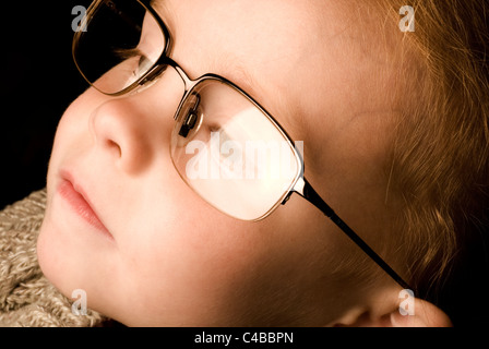 Head shot Studio d'enfant portant de grandes lunettes avec reflet blanc Banque D'Images