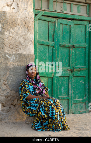 Femme, à l'extérieur de sa maison, Berbera, Somalie, Somaliland Banque D'Images
