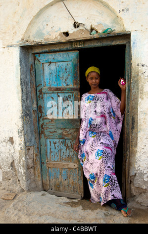 Femme, à l'extérieur de sa maison, Berbera, Somalie, Somaliland Banque D'Images