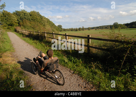 Sur le cycliste Recumbant façon Forêt, Près de Forest Row, East Sussex. Banque D'Images