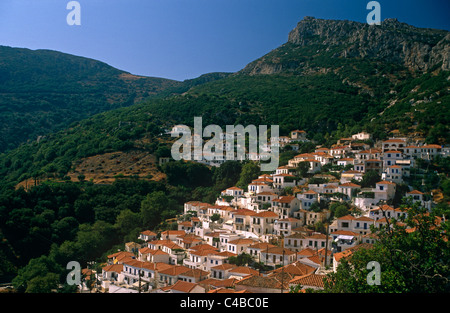 La Grèce, le Péloponnèse, en Laconie, Vatika Péninsule, Velanidia. Le pittoresque village de montagne à distance et de Velanidia s'accroche à la pente d'Krithinia. Banque D'Images