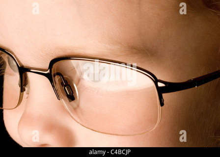 Close up de l'enfant portant de grandes lunettes avec reflet blanc Banque D'Images