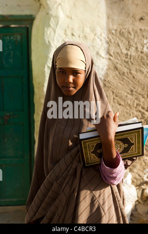 Jeune fille musulmane à l'école à pied, Berbera, Somalie, Somaliland Banque D'Images