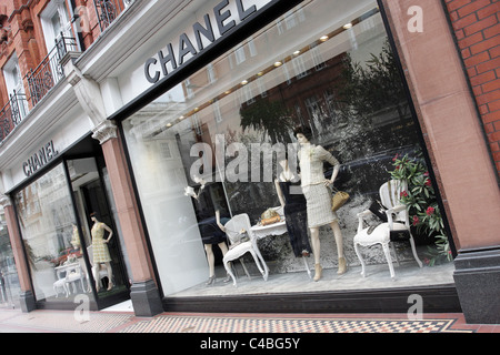 Sortie de Chanel dans Sloane Street, Londres. Banque D'Images