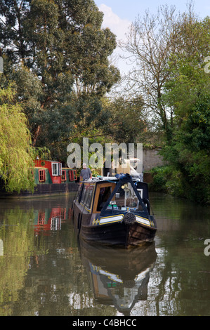 Bateau sur le canal Kennet and Avon Canal prises à Bradford on Avon Banque D'Images