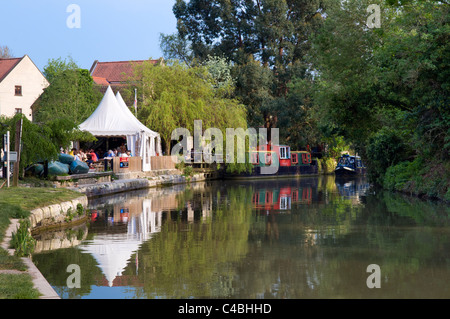 Lock Inn et de halage sur Kennet and Avon Canal Bradford on Avon pris sur beau jour Banque D'Images