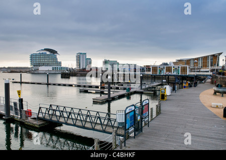 Port de plaisance de la baie de Cardiff, Pays de Galles, Royaume-Uni, Europe prises au crépuscule en hiver Banque D'Images