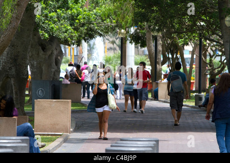 Personnes dans Central Park le quartier de Miraflores de Lima, Pérou. Banque D'Images