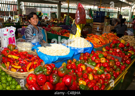 Vendeur dans un marché de fruits et légumes de la coopérative Chorrillos district de Lima, Pérou. Banque D'Images