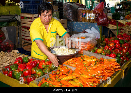 Vendeur dans un marché de fruits et légumes de la coopérative Chorrillos district de Lima, Pérou. Banque D'Images