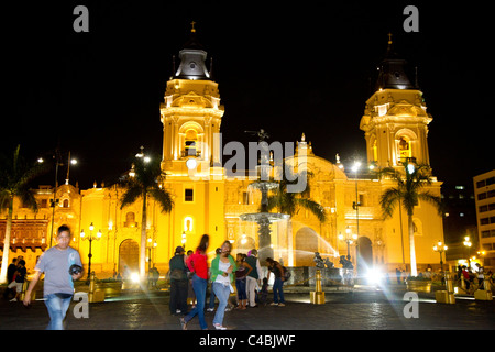 Basilique-cathédrale de la Plaza Mayor et la Plaza de Armas de Lima, Pérou. Banque D'Images