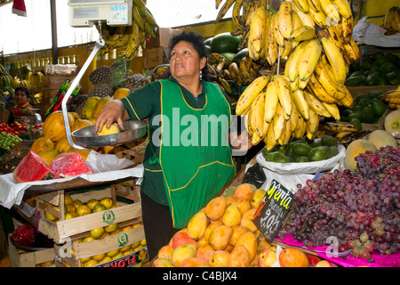 Vendeur dans un marché de fruits et légumes de la coopérative Chorrillos district de Lima, Pérou. Banque D'Images