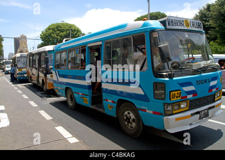 Les transports en bus dans le centre-ville de Lima, Pérou. Banque D'Images