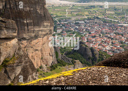 Vue sur la ville de Kalambaka, à proximité de la monastères des Météores dans la plaine de Thessalie, Grèce Banque D'Images