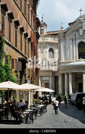 Via della Pace, l'église de Santa Maria della Pace, & l'Antico Caffe della Pace à Rome en Italie. Banque D'Images