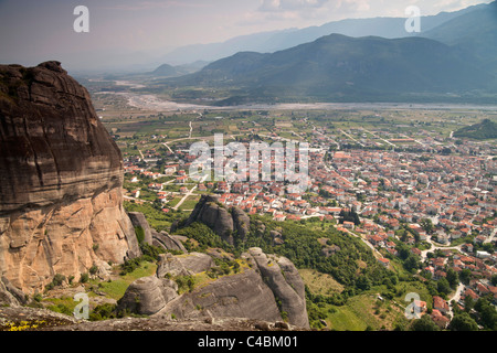 Vue sur la ville de Kalambaka, à proximité de la monastères des Météores dans la plaine de Thessalie, Grèce Banque D'Images