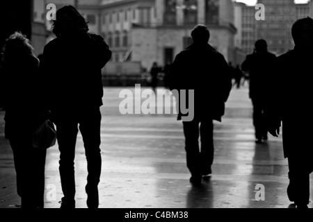 Les acheteurs qui se profile en se promenant dans la galerie Vittorio Emanuele shopping arcade Banque D'Images