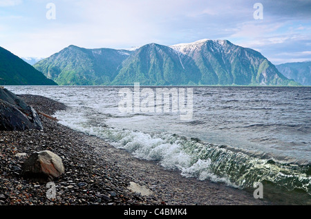 Le lac Teletskoye et Tualok mont. Altaï. La Sibérie. La Russie Banque D'Images