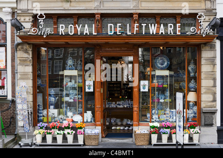 Magasin de vente de poterie de Delft dans le Markt (Grand Place), Delft, Pays-Bas Banque D'Images